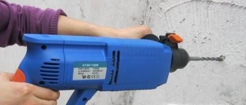 如何将已经损坏的螺丝轻松的拧出来