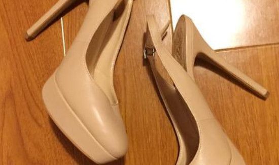 米色鞋子被擦破了皮怎么补救