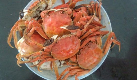 螃蟹可以和葡萄一起吃吗