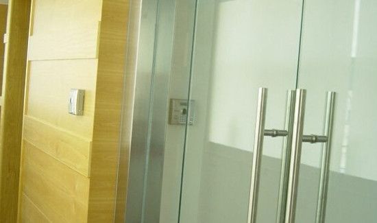 玻璃门上的胶怎么去除