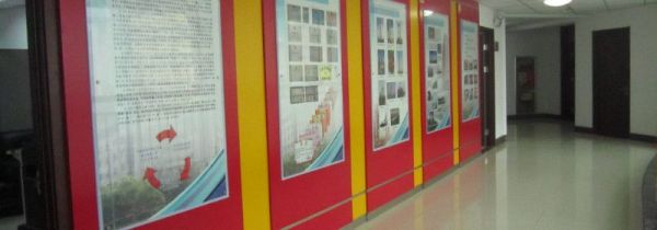 玻璃门上的贴字的胶怎么去除