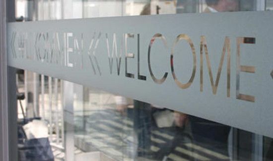 玻璃门上的胶怎么去除