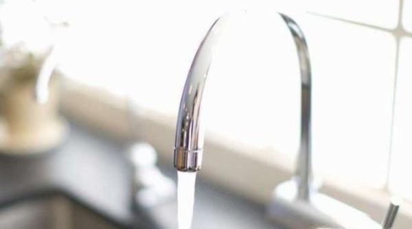 刚买来的塑料水杯使用前怎样处理一下？