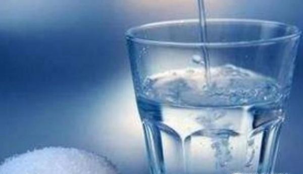 刚买来的塑料水杯使用前怎样处理一下？