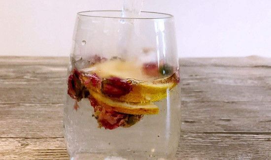 柠檬可以和玫瑰花一起泡水喝吗