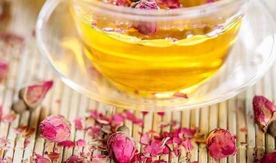 柠檬可以和玫瑰花一起泡水喝吗