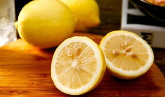 蜂蜜可以和柠檬一起泡水喝吗