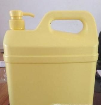 裤子在吃饭时候弄上油怎么办