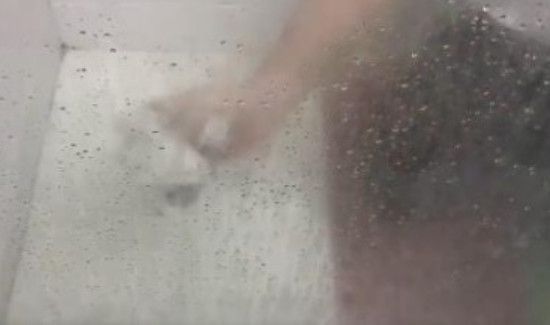 玻璃门上的水垢怎么简单快速去除