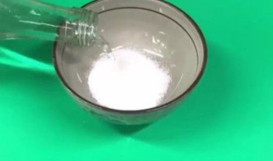 玻璃门上的水垢怎么简单快速去除