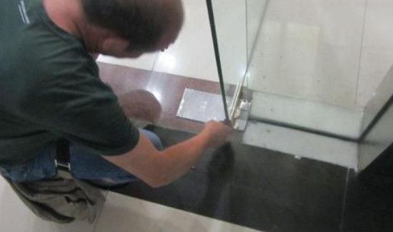 玻璃门地弹簧怎么修理