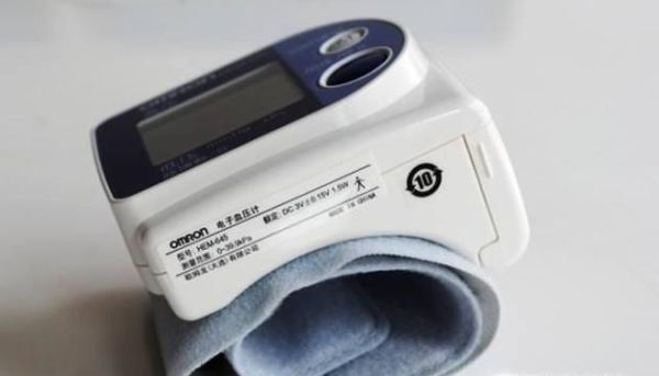 手腕式血压计的正确使用方法