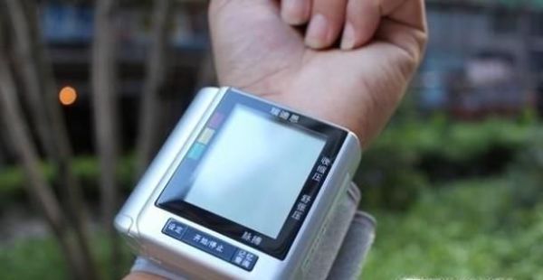 手腕式血压计的正确使用方法