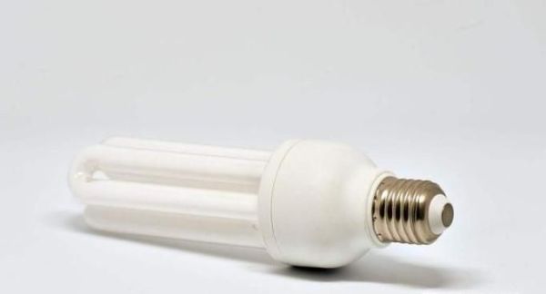 如何更换灯管、灯泡