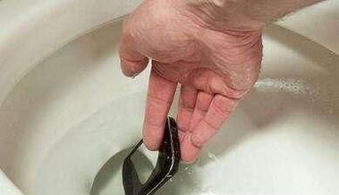 手机掉厕所怎么办