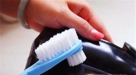 如何洗不能水洗的鞋子