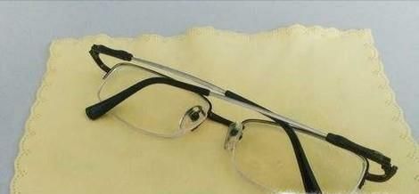 日常如何清洁保养树脂镜片的眼镜？