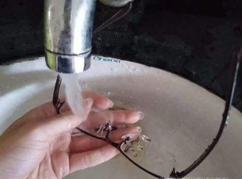 日常如何清洁保养树脂镜片的眼镜？