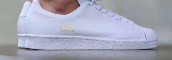 白色鞋子上的黑色划痕怎么去掉