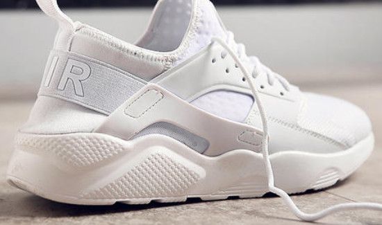 白色鞋子上的黑色划痕怎么去掉