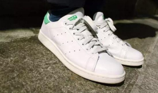 白色鞋子变黄了怎么洗白啊