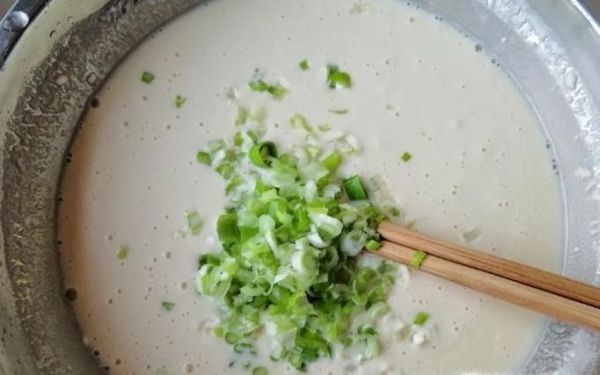 路边鸡蛋饼面糊怎么调