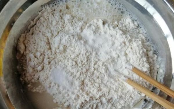 路边鸡蛋饼面糊怎么调