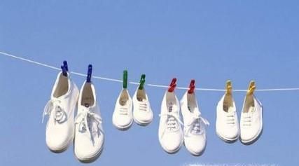 快速晾干鞋子的方法