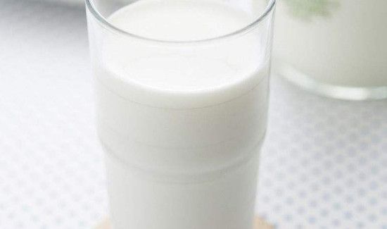 菠萝可以和牛奶一起吃吗?