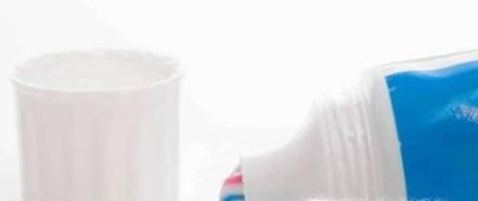 如何去除杯子中的茶垢？