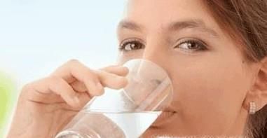 多喝水未必是好事 六种人不宜过量喝水