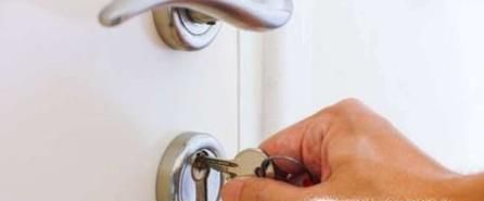 防盗门钥匙不容易拔出来怎么办