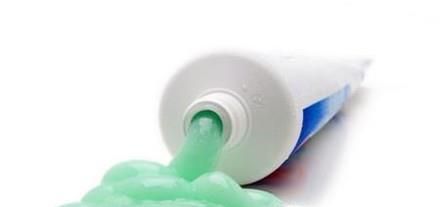 木地板上有透明胶布粘过痕迹怎么去除？