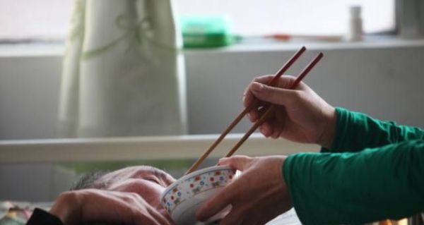 农村的老年人年轻时没有买养老保险，如何养老？