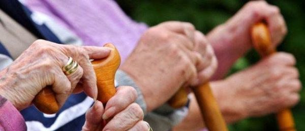 农村的老年人年轻时没有买养老保险，如何养老？