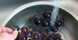 有人说“洗葡萄洗不净可能吃下寄生虫”，怎么洗葡萄才能洗干净？