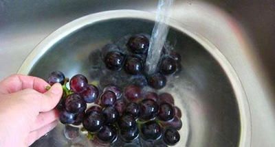 有人说“洗葡萄洗不净可能吃下寄生虫”，怎么洗葡萄才能洗干净？