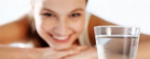 冬天半夜渴醒，喝水还是不喝水？