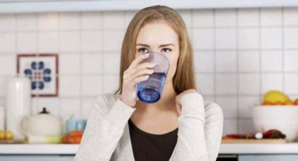 冬天半夜渴醒，喝水还是不喝水？