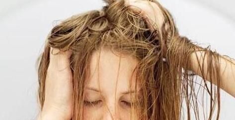 我的头发两天不洗就油得不行，是不是身体有问题啊？