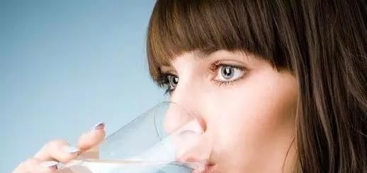 我的头发两天不洗就油得不行，是不是身体有问题啊？