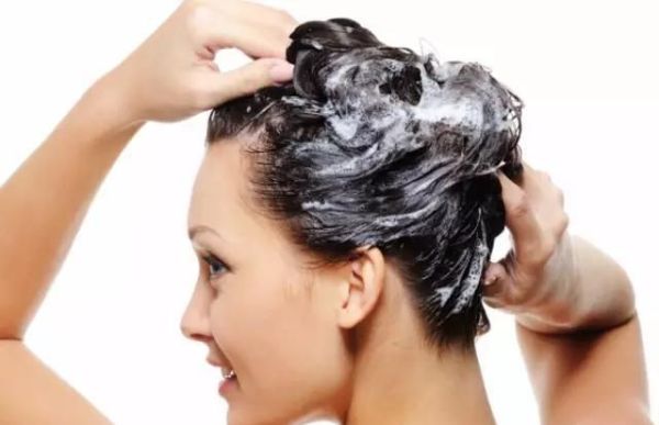 我的头发两天不洗就油得不行，是不是身体有问题啊？