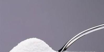 伤口上撒盐真的会特别痛么？为什么？