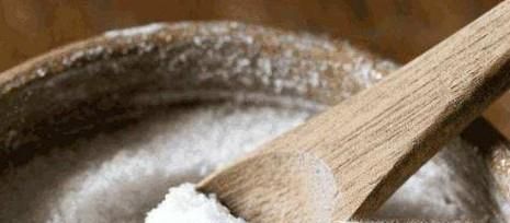 伤口上撒盐真的会特别痛么？为什么？