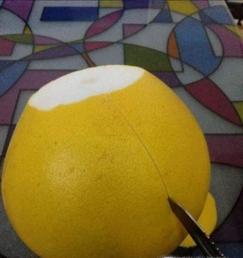 手剥柚子的方法