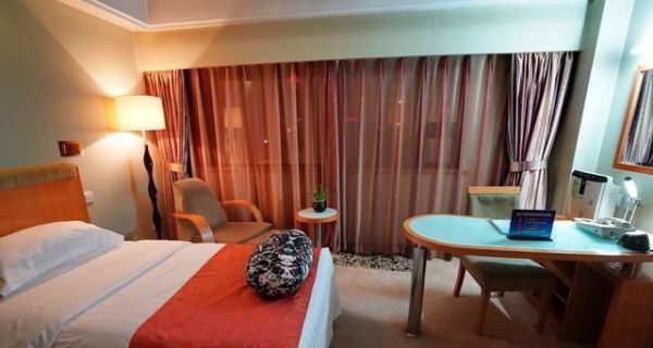 酒店床尾经常会放一块长条的布，这是用来干嘛的？