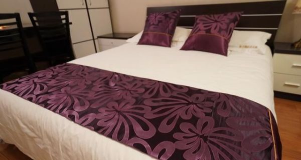 酒店床尾经常会放一块长条的布，这是用来干嘛的？