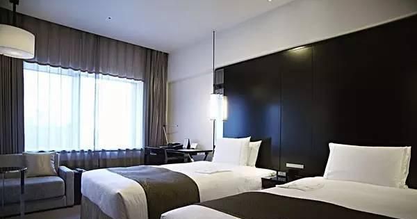 酒店床尾经常会放一块长条的布，这是用来干嘛的？