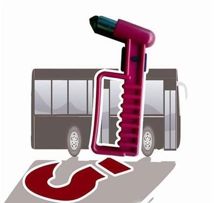 公交车上安全锤的使用方法