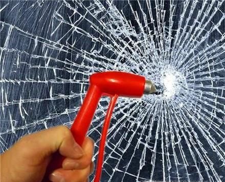 公交车上安全锤的使用方法